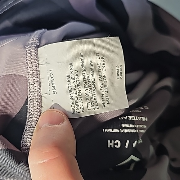 UNDER Armour small heatgear black and purple athletic leggings - Picture 7 of 8